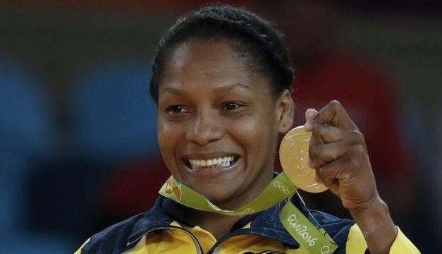 La histórica  Yuri Alvear se retira de la competencia