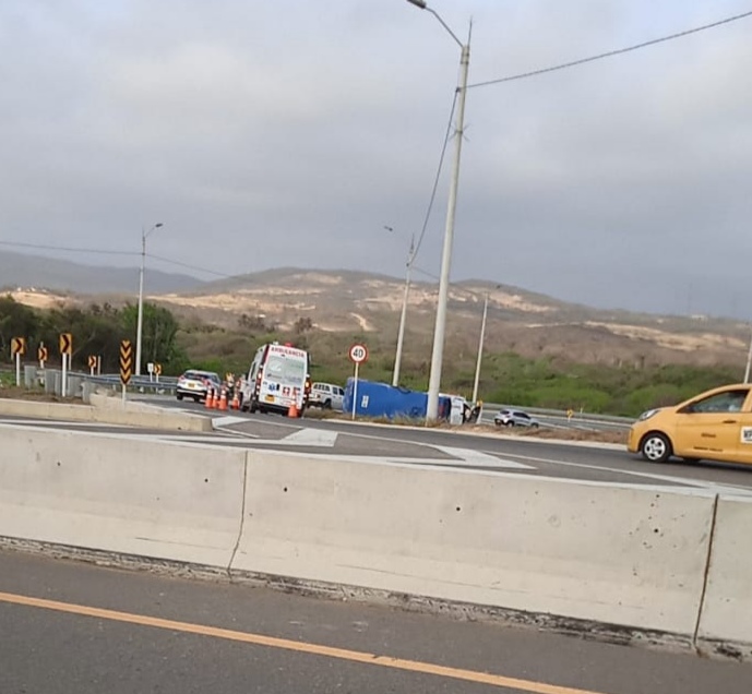 Bus se voltea en la vía al mar: 3 heridos