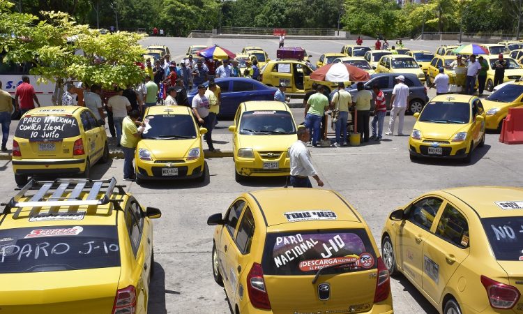 Taxistas anuncian paro por proyecto de ley que regularía transporte público en vehículos particulares