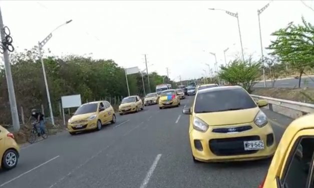 Gobierno anuncia compensación económica a taxistas por costo de la gasolina