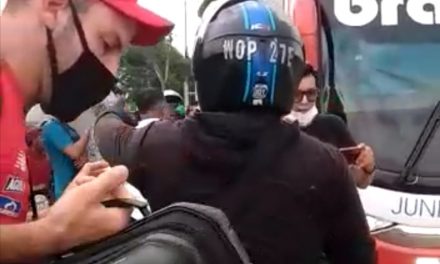 Junior llegó al aeropuerto en mototaxi para su viaje a Medellín