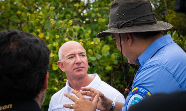 Jeff Bezos estuvo en Colombia con propósitos ambientales, se reunió el Duque