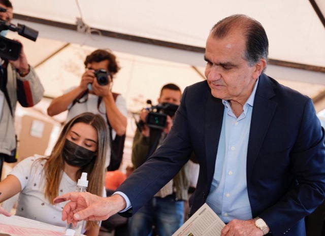 El uribista Zuluaga se retira y adhiere a Gutiérrez