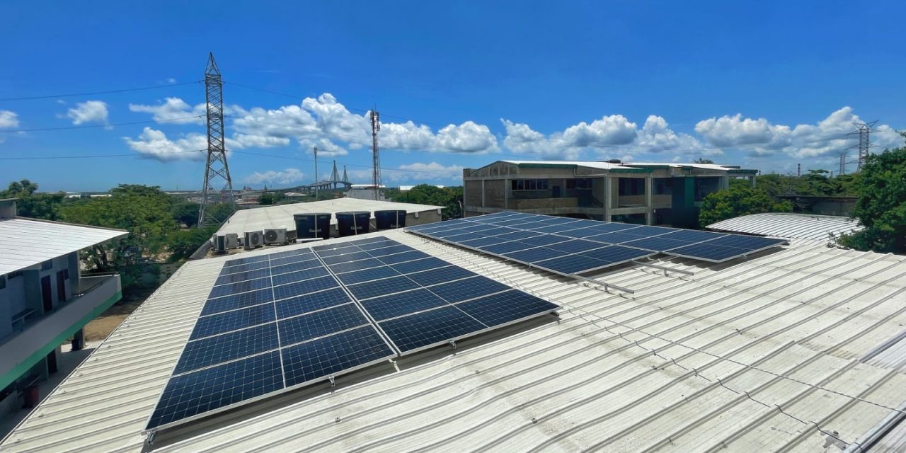 Con paneles solares en colegio oficial, se enciende la era de la energía limpia en Barranquilla