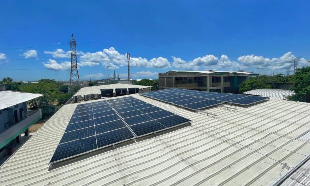 Con paneles solares en colegio oficial, se enciende la era de la energía limpia en Barranquilla