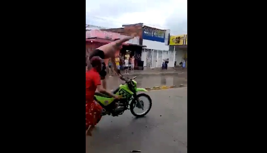 ¡Increíble!: agarran moto de Policía para hacer acrobacias