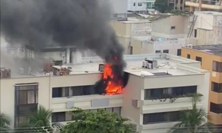 Incendio en edificio al norte de Barranquilla