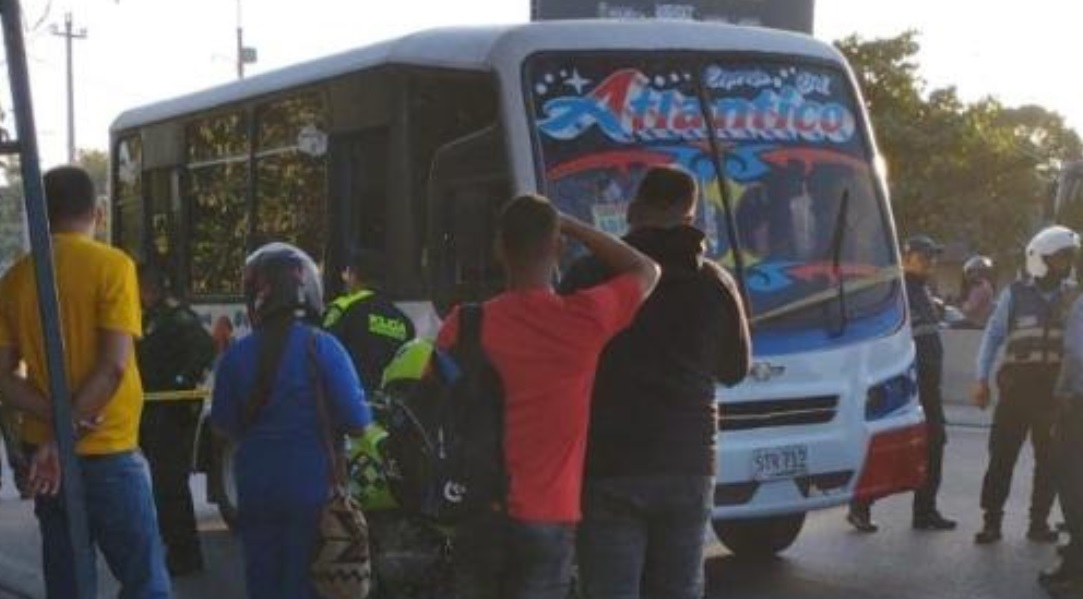 Un muerto y dos heridos dejó balacera en un bus