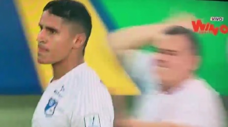 Bochornoso: hincha agredió a Daniel Cataño, éste se defendió y terminó expulsado