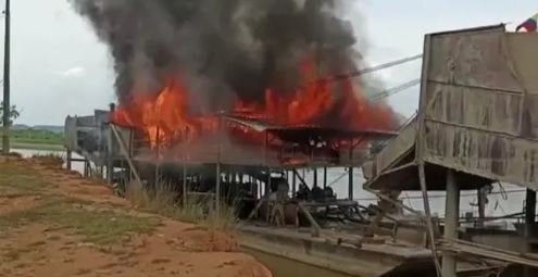 Fuerza Pública destruyó cuatro grandes dragas que destruían los ríos y alimentaban las finanzas del Clan del Golfo