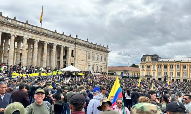 5 mil militares y policías retirados protestaron contra Petro en la Plaza de Bolívar