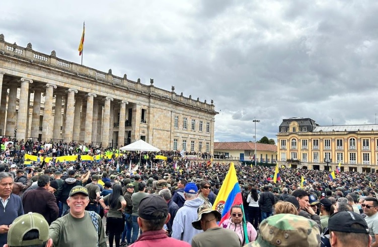 5 mil militares y policías retirados protestaron contra Petro en la Plaza de Bolívar