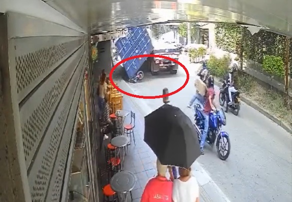 Motociclista se salvó de morir aplastado por un contenedor