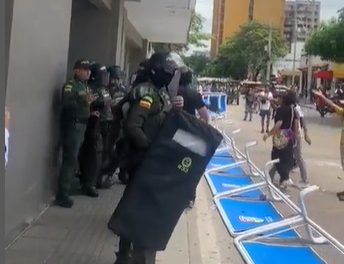 Estudiantes de Uniatántico protestan en la Gobernación