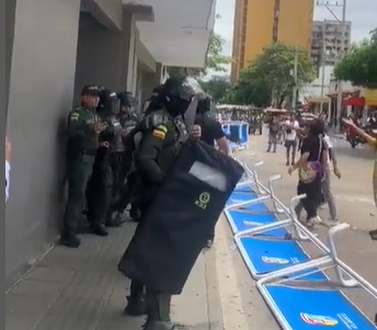 Estudiantes de Uniatántico protestan en la Gobernación