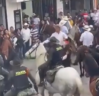 A caballo y con machete intentó agredir a policías