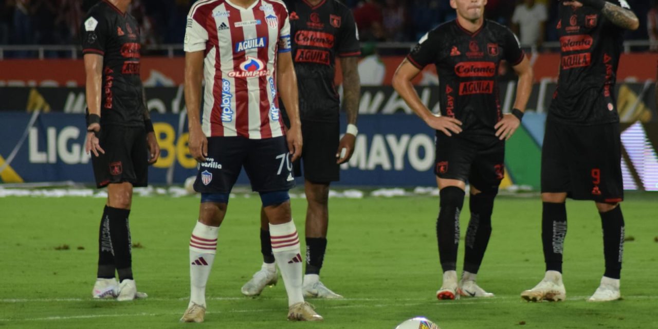 Junior remontó ante América, ganó 4-3
