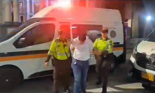 CAPTURADO EN FLAGRANCIA CUANDO DISPARABA CONTRA FACHADA DE ESTABLECIMIENTO COMERCIAL