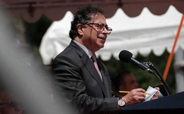 «Al año de su mandato, Petro está luchando y no solo en contra de su reloj»: The Economist
