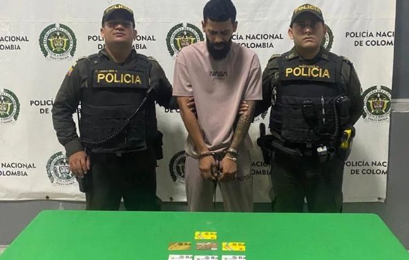 SORPRENDIDO CON CINCO TARJETAS CREDITO Y DOS TARJETAS DEBITO QUE HABRÍAN SIDO REPORTADAS POR HURTO