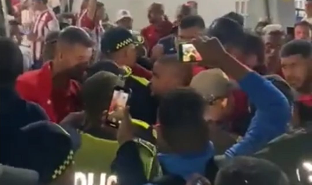 Enfrentamiento  entre jugadores del América y la Policía Nacional en Barranquilla