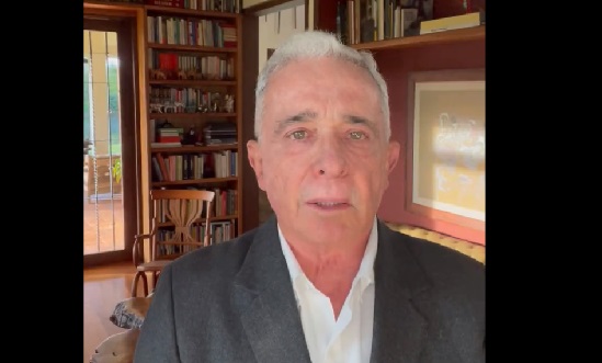 «La JEP estimula a reconocer delitos no cometidos»: Álvaro Uribe después de audiencia sobre falsos positivos