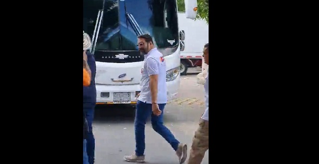 ¡Agmeth Escaf recibe estruendosos abucheos al cerrar marchas!
