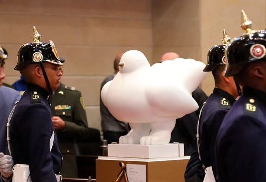 La ‘Paloma de la paz’ acompañó al Maestro Botero en el capitolio