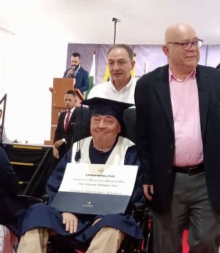 ‘Profe Montoya’ recibió grado de Licenciado en Actividad Física y Deporte