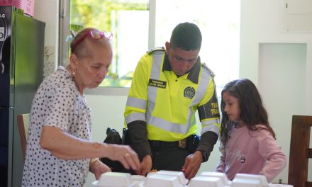 El policía más generoso de Colombia: prepara y reparte comida a los más necesitados de su propio bolsillo