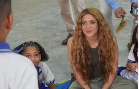 Shakira volvió a su tierra para entregar nuevo colegio