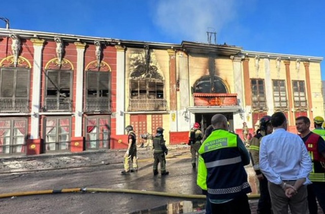 Colombiano dueño de discoteca en España niega conocimiento de orden de cierre tras tragedia con 13 muertes