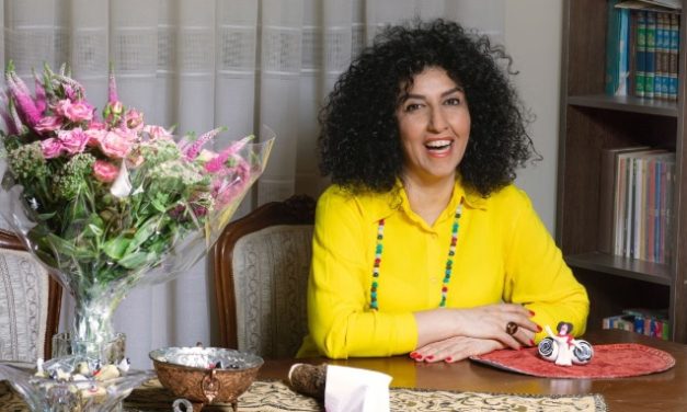 La Periodista y Activista Iraní Narges Mohammadi Recibe el Premio Nobel de la Paz por su Defensa de los Derechos de las Mujeres