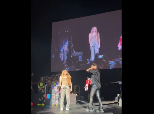 Shakira sorprendió a Carlos Vives en concierto en Miami