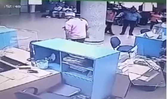 Se le subió el voltaje : Usuario agrede a funcionaria de Aire
