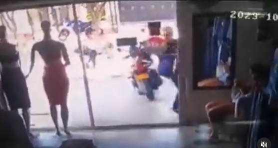 El ladrón patán: con vulgaridades, pateando puerta y arma de fuego atracó un local comercial