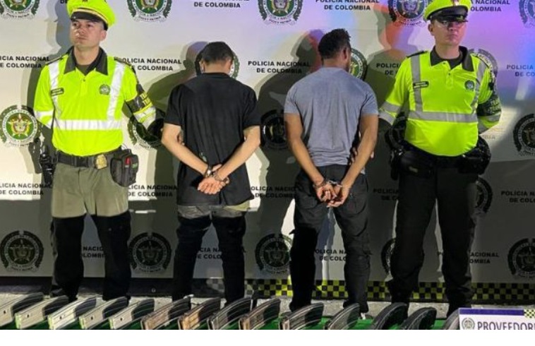 Arsenal encontrado en vehículo particular: 16 fusiles y más de 1.500 proyectiles