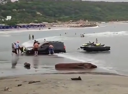 Metió la camioneta al mar en Sabanilla y se quedó atascado