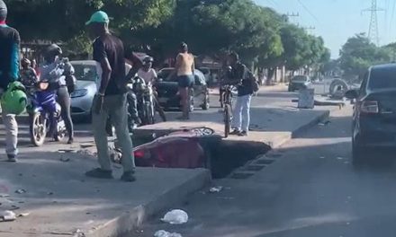 Vehículo se fue a la cuneta