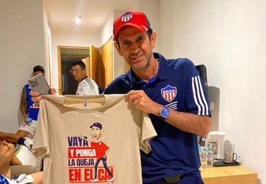 Arturo Reyes tiene su camiseta de «Ponga la queja en un CAI»