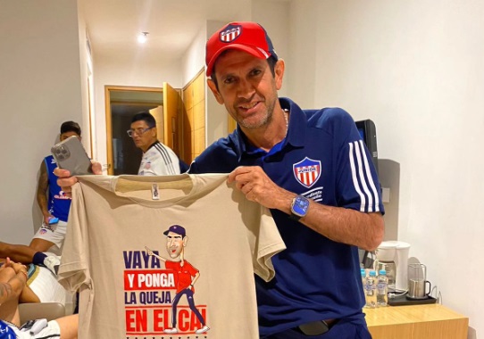 Arturo Reyes tiene su camiseta de «Ponga la queja en un CAI»