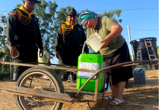 Policía lleva agua potable a una comunidad indígena en Bolívar