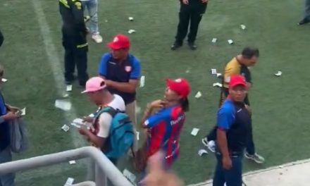 Al rojo vivo en Unión Magdalena: hinchas arrojaron billetes por caso de apuestas ilegales