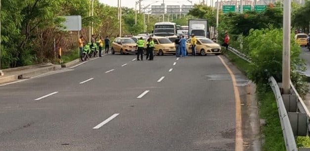 Bloqueo de vías y ‘Plan Tortuga’ en Barranquilla por protesta de taxistas