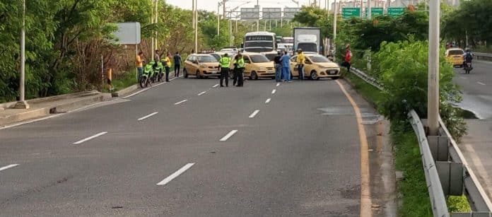 Bloqueo de vías y ‘Plan Tortuga’ en Barranquilla por protesta de taxistas
