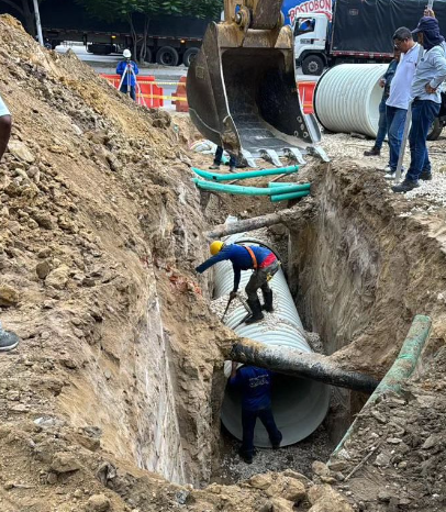 Triple A recupera el colector que resultó afectado por la caída de un tramo del puente en la calle 30
