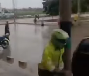 Policía huye de ataque a piedra de jóvenes en Soledad