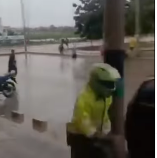 Policía huye de ataque a piedra de jóvenes en Soledad