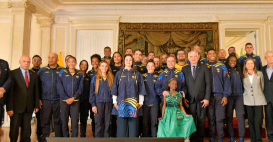 Colombia, lista para brillar en París 2024, Petro abanderó a la delegación Olímpica