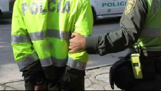 Detienen policia cuando agredía a su mujer
